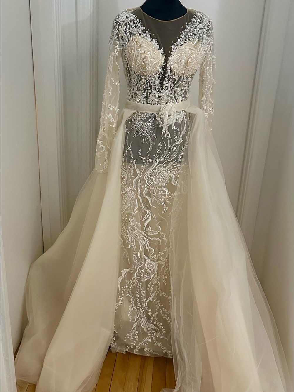 Elegant Ivory Lace Appliqué Long Sleeve Evening Dress